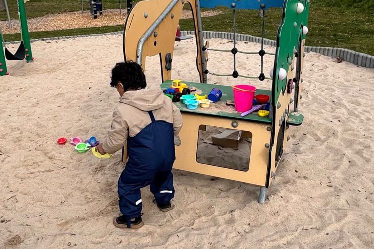 Kind spielt draußen im Sand, Kindertagespflege Funty in Hungen