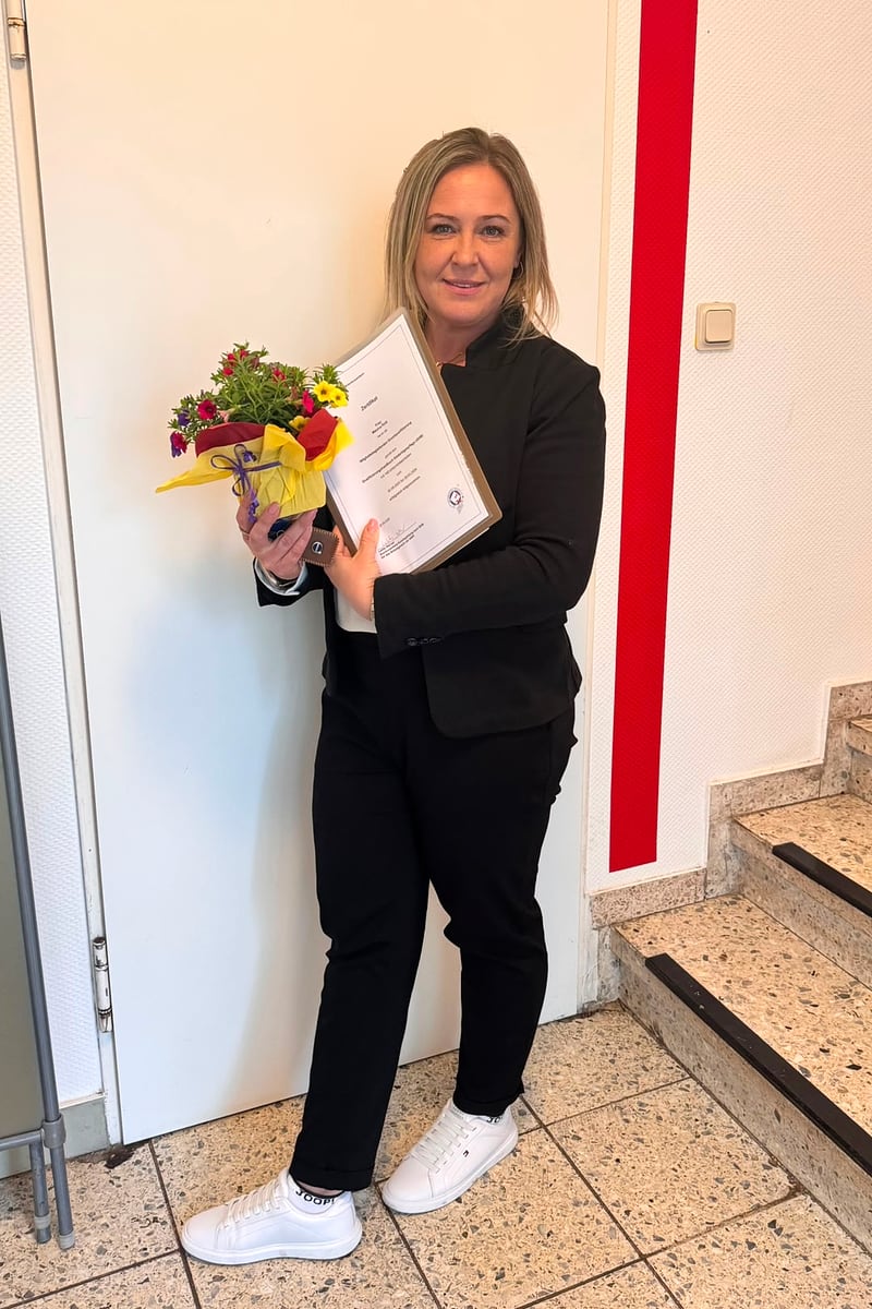 Maryna Rutz, Tagesmutter der Kindertagespflege Funty in Hungen, mit ihrem Zertifikat der Qualifizierung zur Kindertagespflegeperson